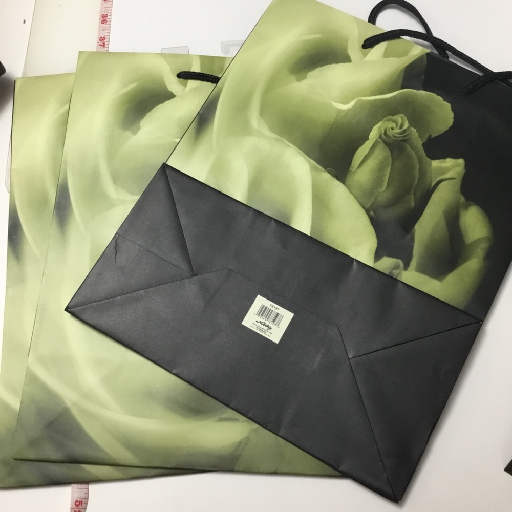 Paper Gift Bags Bundle - Picture 6 of 7